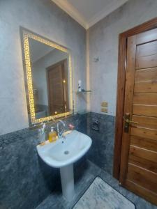 a bathroom with a sink and a mirror at شقه في جاردينيا الماظه تحتوى على ٣غرف مكيفه وريسبشن وحمام ومطبخ وريسبشن وبلكونه بجوار سنتر الماظه وسنتر سيتي ستارز الدور الثالث ولها موقع متميز وبلكونه تطل علي مول الكمبوند in Cairo