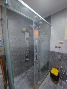 a shower with a glass door in a bathroom at شقه في جاردينيا الماظه تحتوى على ٣غرف مكيفه وريسبشن وحمام ومطبخ وريسبشن وبلكونه بجوار سنتر الماظه وسنتر سيتي ستارز الدور الثالث ولها موقع متميز وبلكونه تطل علي مول الكمبوند in Cairo +14 photos