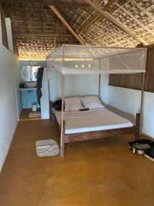 um quarto com um beliche num quarto em Mitsio Paradise - Hotel privatif en pension complète em Nosy Mitsio