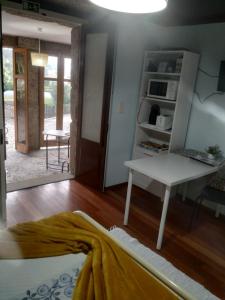 sala de estar con mesa blanca en Quinta dos Campos - Apartamento 2, en Braga