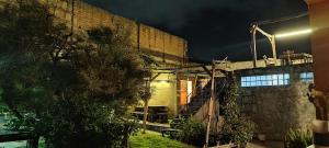 un bâtiment avec un escalier sur son côté la nuit dans l'établissement Casa I`X, à Quetzaltenango