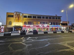 una calle vacía delante de un edificio en Dostoevsky Hotel Աղ ու Հաց FOOD COURT, en Pʼarakʼar