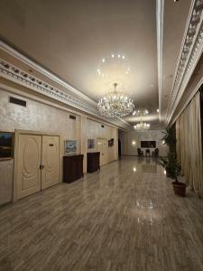 een balzaal met een kroonluchter en een grote kamer bij Dostoevsky Hotel Աղ ու Հաց FOOD COURT in Pʼarakʼar