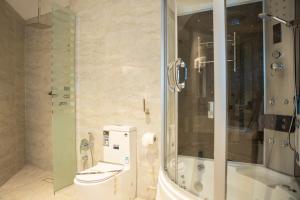 Koupelna v ubytování STwin Hotel