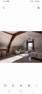 una habitación con una cama y una ventana en La chouett'chambre, en Les Hermites