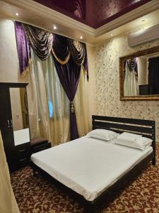 1 dormitorio con 1 cama grande con espejo y ventana en Dostoevsky Hotel Աղ ու Հաց FOOD COURT, en Pʼarakʼar