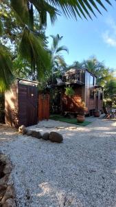 une petite maison avec un palmier en face dans l'établissement Tiny House Villa..., à Santa Cruz