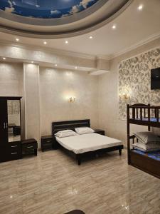 Letto o letti in una camera di Dostoevsky Hotel Աղ ու Հաց FOOD COURT