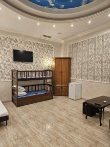 TV o dispositivi per l'intrattenimento presso Dostoevsky Hotel Աղ ու Հաց FOOD COURT