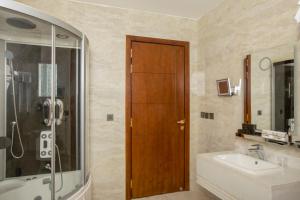 Koupelna v ubytování STwin Hotel