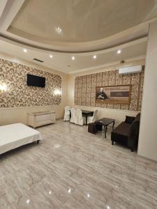 TV o dispositivi per l'intrattenimento presso Dostoevsky Hotel Աղ ու Հաց FOOD COURT