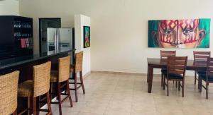 プラヤ・コロナドにあるSublime Villa in the Heart of Playa Coronadoのダイニングルーム(テーブル、椅子、絵画付)