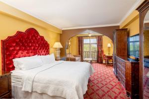 1 dormitorio con 1 cama grande y TV en Casa Monica Resort & Spa, Autograph Collection, en St. Augustine