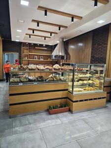 una panetteria con una vetrina piena di dolci di Dostoevsky Hotel Աղ ու Հաց FOOD COURT a Pʼarakʼar
