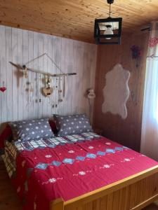 سرير أو أسرّة في غرفة في Petit chalet 40 m2 en Ubaye BARCELONNETTE