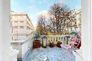 - Balcón con 2 sillas y valla en Stunning Hyde Park Home with Private Balcony & Lift Elevator Access, en Londres