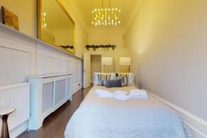 1 dormitorio con 1 cama blanca grande en una habitación en Stunning Hyde Park Home with Private Balcony & Lift Elevator Access, en Londres