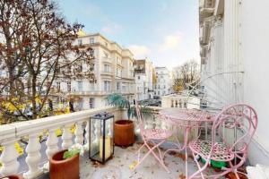 balcón con mesas rosas y sillas en Stunning Hyde Park Home with Private Balcony & Lift Elevator Access, en Londres