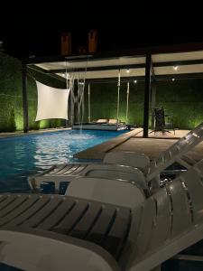 una piscina notturna con fontana di Spa Lux Apatin a Apatin