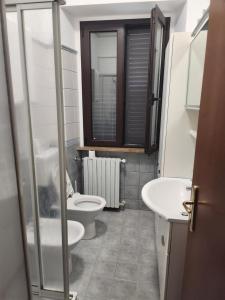 La salle de bains est pourvue de 2 toilettes et d'un lavabo. dans l'établissement LA CASA DI GIO', à San Martino