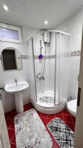 een badkamer met een douche en een wastafel bij Marina Residence Suit 5 in Gazipasa