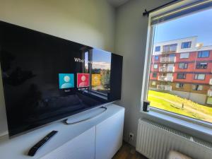 Μια τηλεόραση ή/και κέντρο ψυχαγωγίας στο Moon apartment near the Centre ! Free parking available ! +12 φωτογραφίες
