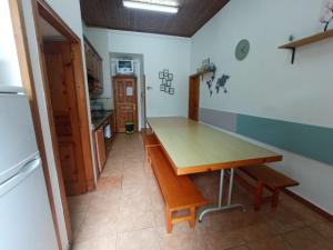 Alojamiento covadonga في La Riera: مطبخ مع طاولة خشبية في الغرفة