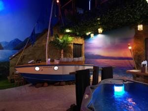 维拉里卡Shipwrecked的桌子和船在房间边