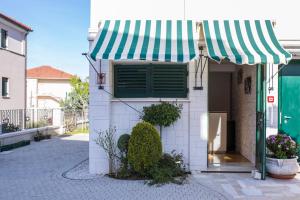 Foto dalla galleria di Apartments Villa Novak 1 a Okrug Donji Altre 14 foto