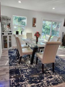 uma sala de jantar com mesa e cadeiras em Cozy Bedroom with Private Ensuite Bathroom - Room # 2 in SAHRED house NO PET em Orlando