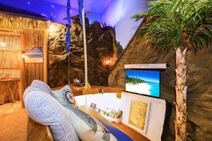 TV a/nebo společenská místnost v ubytování Shipwrecked