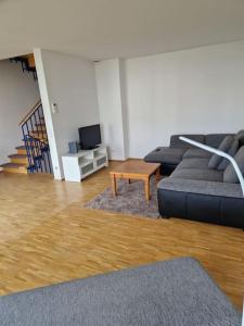 een woonkamer met een bank en een tv bij Haus in Bad Vilbel Messe Festhalle Hund in Bad Vilbel