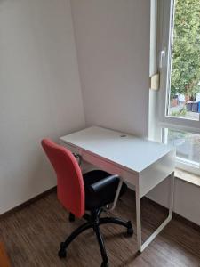 a white desk with a red chair and a white desk at Haus in Bad Vilbel Messe Festhalle Hund in Bad Vilbel