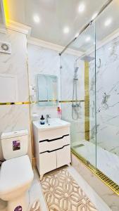 Un baño con ducha, inodoro y lavabo. en - Enjoy Cozy Apartment - Center, en Tashkent 11 fotos más