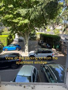 a view of the parking lot from the apartment window at Appartement exceptionnel avec parking Centre-ville Aix-en-Provence in Aix-en-Provence