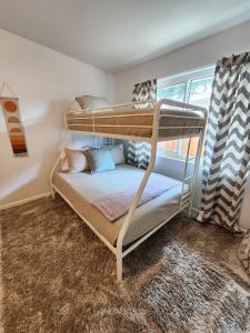 1 dormitorio con 2 literas en una habitación en GardenHouse @AudubonPark Sleeps 8 en Orlando