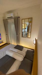 1 dormitorio con 1 cama con sábanas blancas y espejo en Japanese Zen Room Citra Plaza Nagoya Batam, en Nagoya