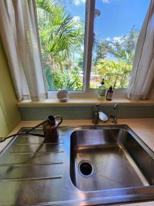 um lavatório de cozinha em frente a uma janela em GardenHouse @AudubonPark Sleeps 8 em Orlando