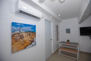 uma sala de estar com um quadro na parede em El Velero 203 en Boquerón em Boqueron