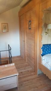 um quarto com um beliche e piso em madeira em Alpenchalet Waldl - la Lepre em Palù del Fersina