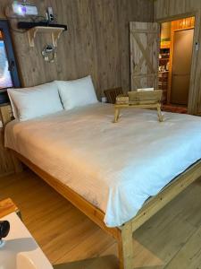 En eller flere senge i et værelse på eşsiz doğa manzarasında jakuzi keyfi sunan dağ evi