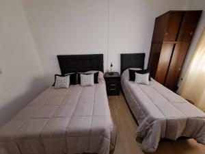 2 Betten nebeneinander in einem Zimmer in der Unterkunft Casa La Nona 5 personas con patio y quincho in Cordoba