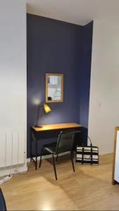 a room with a desk and a chair and a lamp at Le petit Faure - Appartement 4 pers - Part-Dieu in Lyon