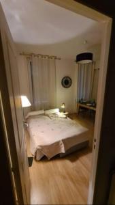 a bedroom with a large white bed in a room at Le petit Faure - Appartement 4 pers - Part-Dieu in Lyon