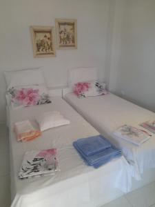 A bed or beds in a room at Annas seaside apartment