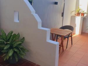 a stairway with a table and a table and a chair at Suite amoblada en Santa Cruz in Puerto Ayora