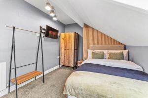 En eller flere senger på et rom på 5 Mins From Leeds - 4 Bed - Parking - Sleeps 9