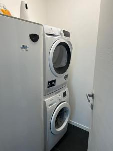 a washing machine and a dryer in a room at Villetta bifamiliare Jesolo in Jesolo