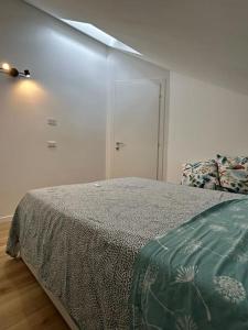 a bedroom with a bed with a green comforter at Villetta bifamiliare Jesolo in Jesolo