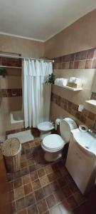 uma casa de banho com 2 WC, um lavatório e um chuveiro em Aeropuerto a 5' y Ruta del Vino a 100 mts em Salta